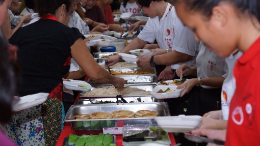 大家一起享用素食佳肴及品尝多种类的月饼。
