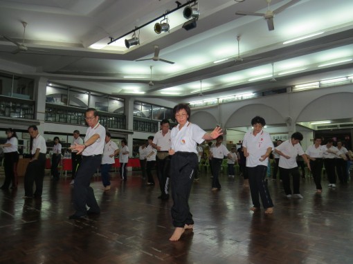 元极学员呈现元极舞。